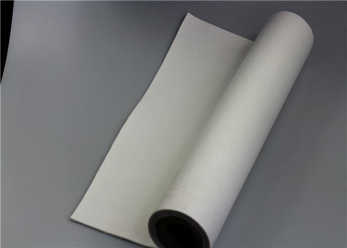 De witte Materiële Uitstekende Onberispelijke de Scheurweerstand van de Polyesterfilter beëindigt Zachte Textuur